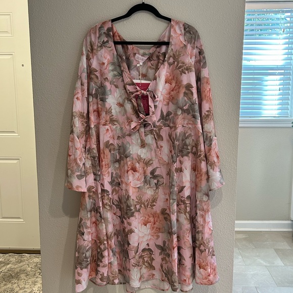 loud bodies Dresses & Skirts - NWT LOUD BODIES Katia Bell Sleeve Dress Pink Floral